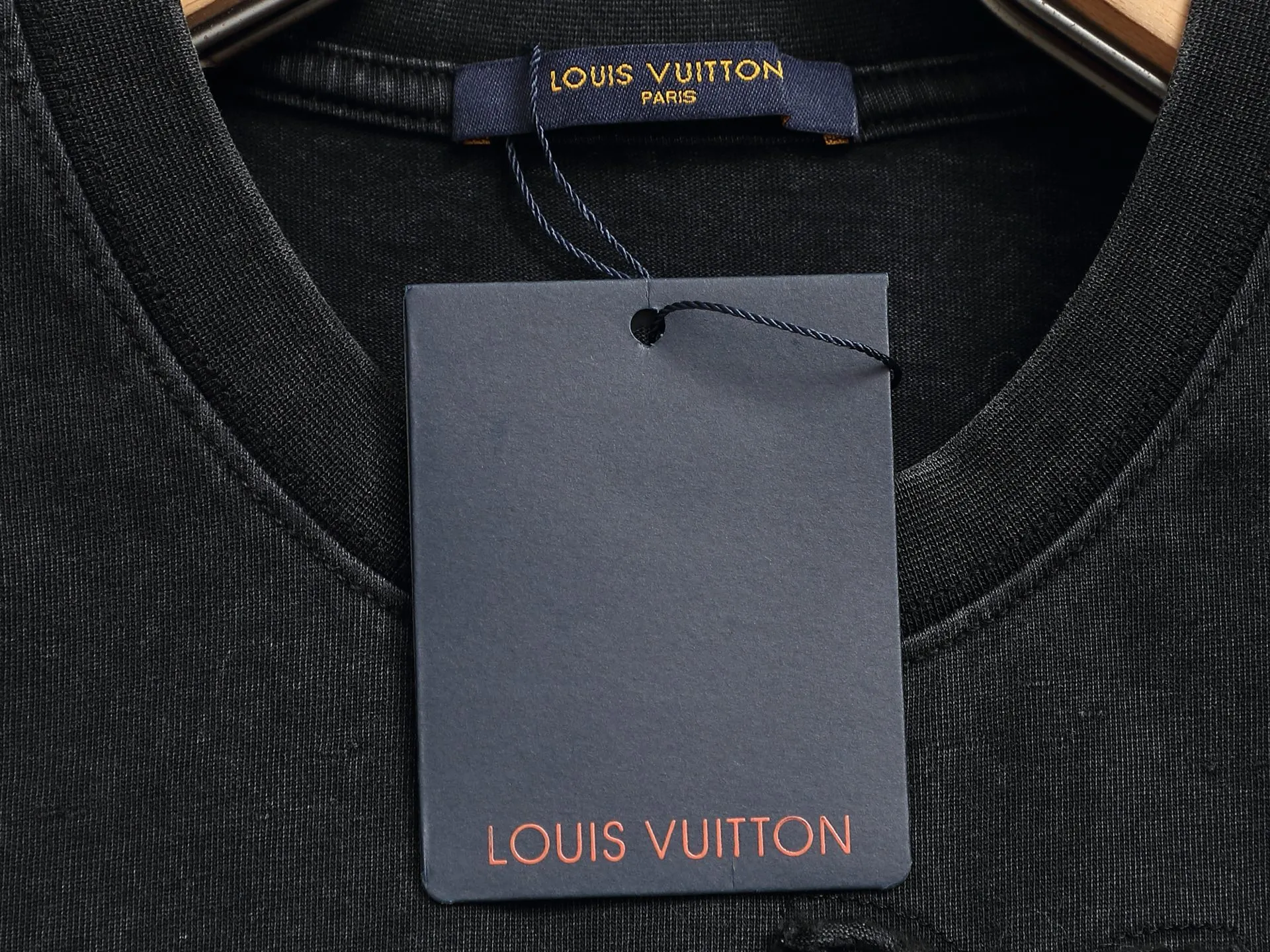 🅿️230 𝗟𝗼𝘂𝗶𝘀 𝗩𝘂𝗶𝘁𝘁𝗼𝗻/LV Louis Vuitton classic presbyopic LOGO patch embroidery🪡 logo 300g round neck heavy industry logo brand short sleeves official synchronization 1:1 original model opening fashion personality versatile trend pure original quality original washed fabric Hang tag Collar label Washed wheat Complete with three labels Color: white. Washed black Size: 𝐒-𝐗𝐋